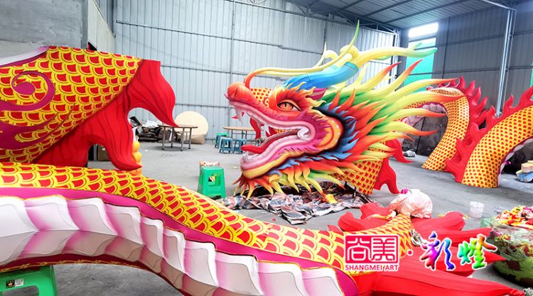 迎賓盤龍彩燈車間制作現(xiàn)場